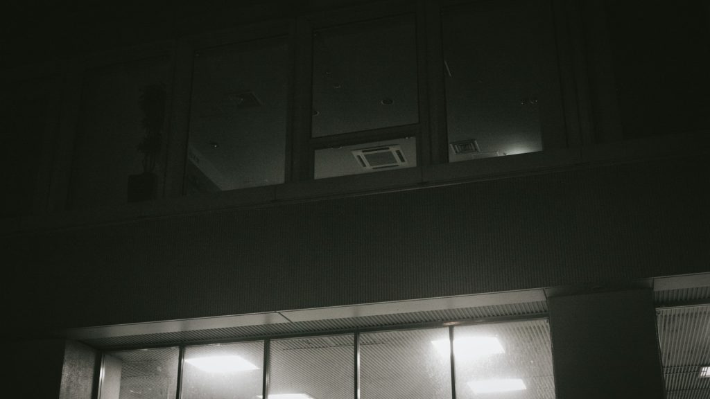 薄暗いオフィスの画像